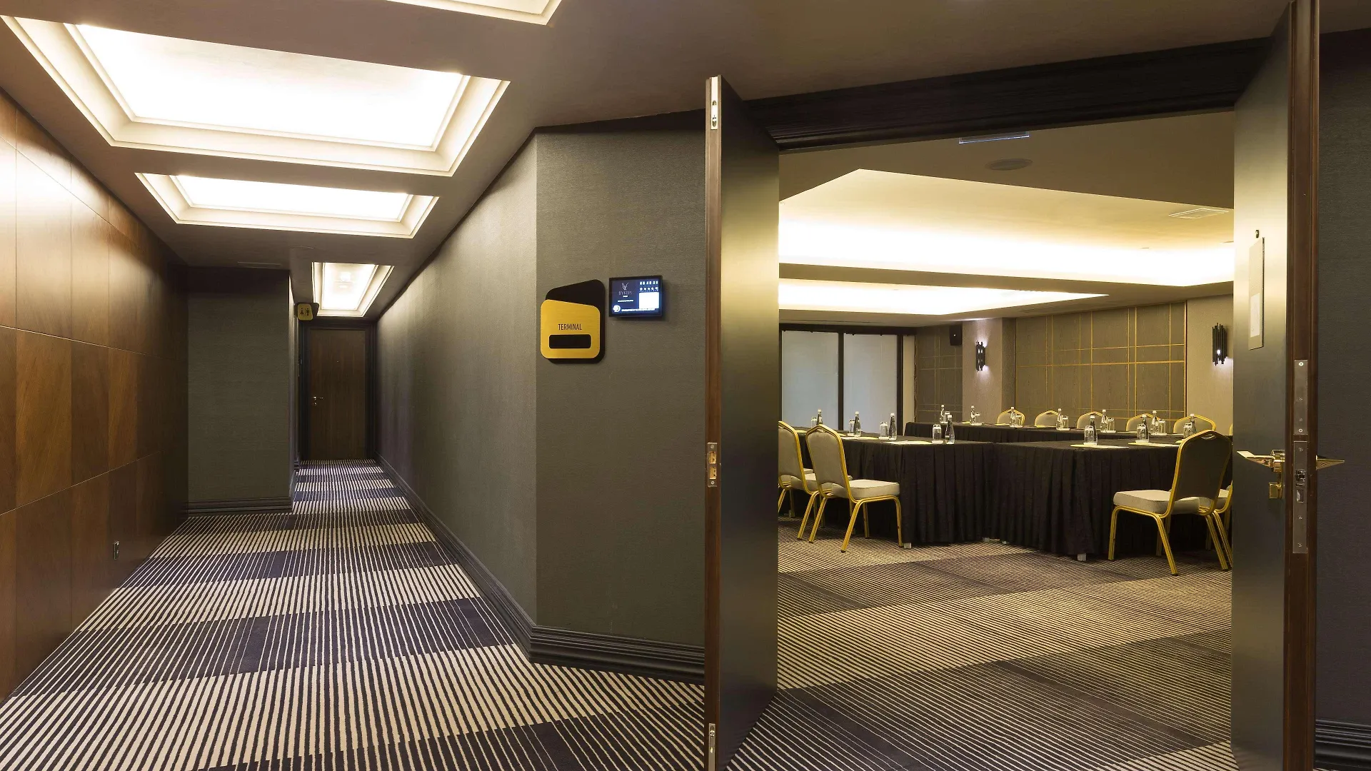 Doubletree By Hilton Izmir Airport Hotel 4*,